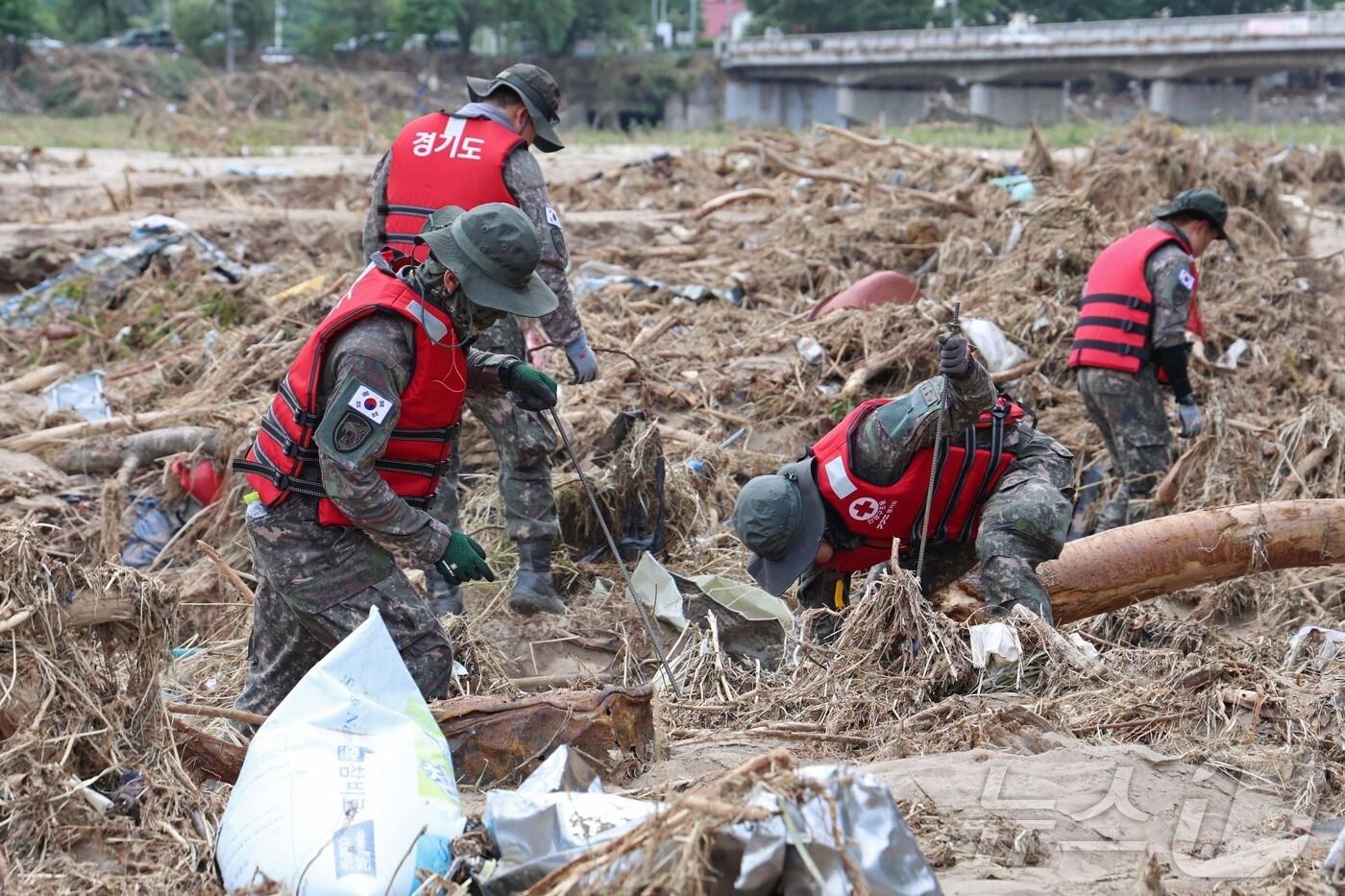 육군 수도기계화보병사단이 5일 경기 가평군 일대에서 수해 복구 작업을 돕고 있다.&#40;수기사 제공, 재판매 및 DB 금지&#41; 2025.8.5/뉴스1 ⓒ News1 양희문 기자