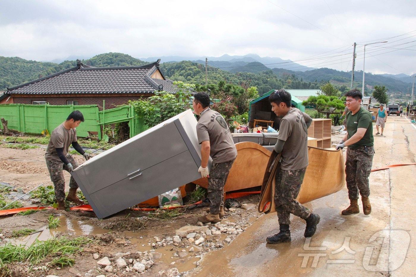 육군 수도기계화보병사단이 5일 경기 가평군 일대에서 수해 복구 작업을 돕고 있다.&#40;수기사 제공, 재판매 및 DB 금지&#41; 2025.8.5/뉴스1 
