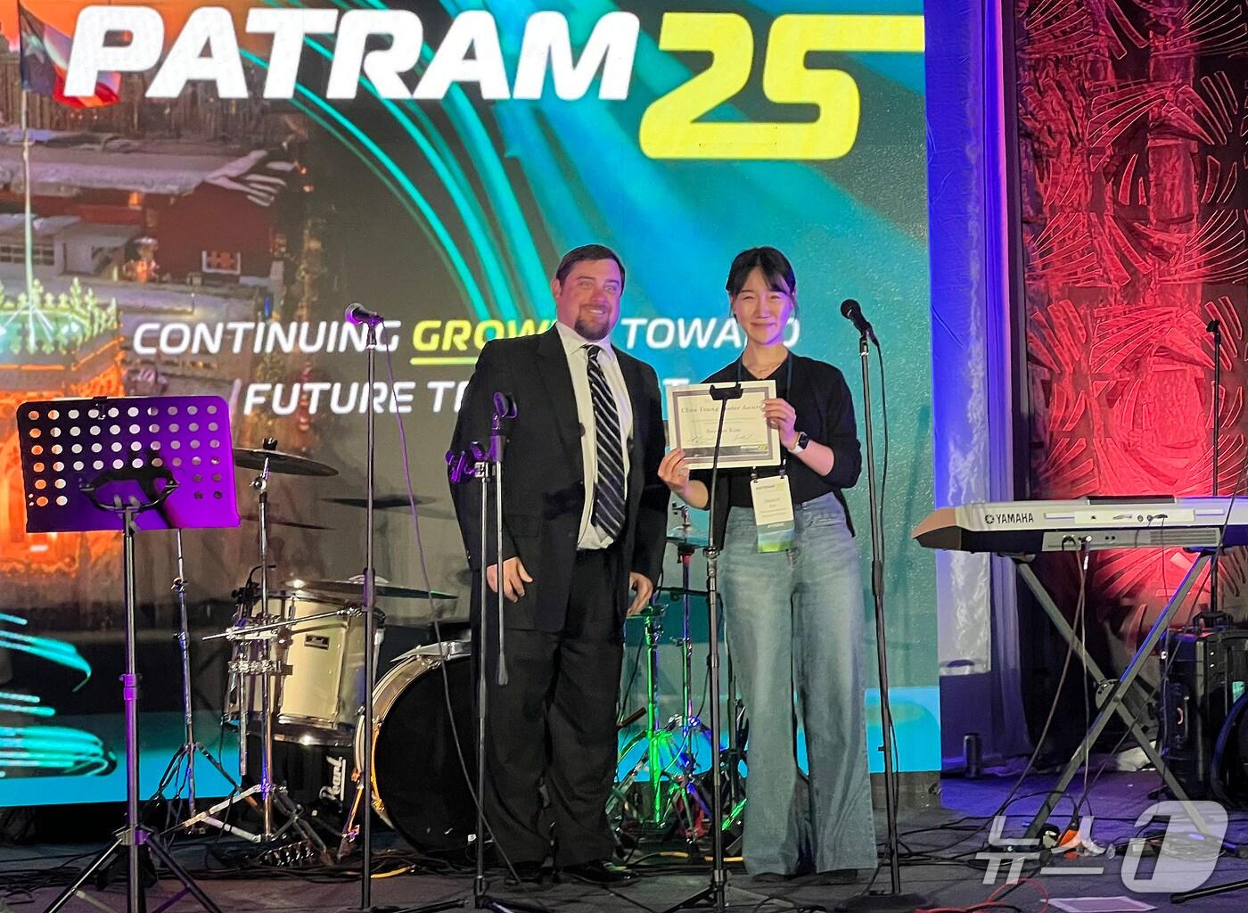 본문 이미지 - 계명대 기계공학과 김세연 박사(오른쪽)가 PATRAM 2025에서 포스터 부문 최우수상을 수상했다. (계명대 제공.재판매및 DB금지)