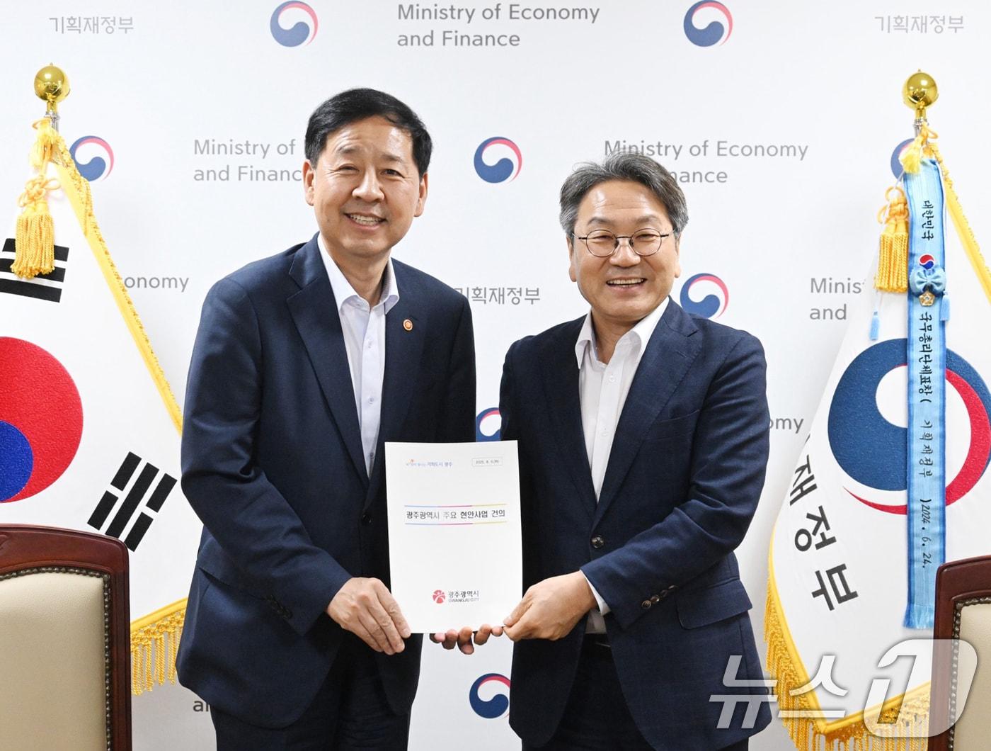 본문 이미지 - 강기정 광주시장이 5일 정부서울청사에서 구윤철 경제부총리 겸 기획재정부 장관에게 내년도 광주시 주요 현안사업을 건의한 뒤 기념촬영을 하고 있다. &#40;광주시 제공. 재판매 및 DB금지&#41; 2025.8.5/뉴스1