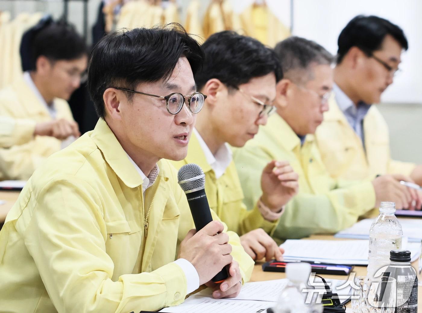 본문 이미지 - 김정관 산업통상자원부 장관이 5일 경기 가평군 신가평변환소에서 열린 '전력인프라 건설현장(신가평변환소) 점검 및 에너지공기업 간담회'를 주재하고 있다. (산업통상자원부 제공. 재판매 및 DB 금지) 2025.8.5 ⓒ 뉴스1