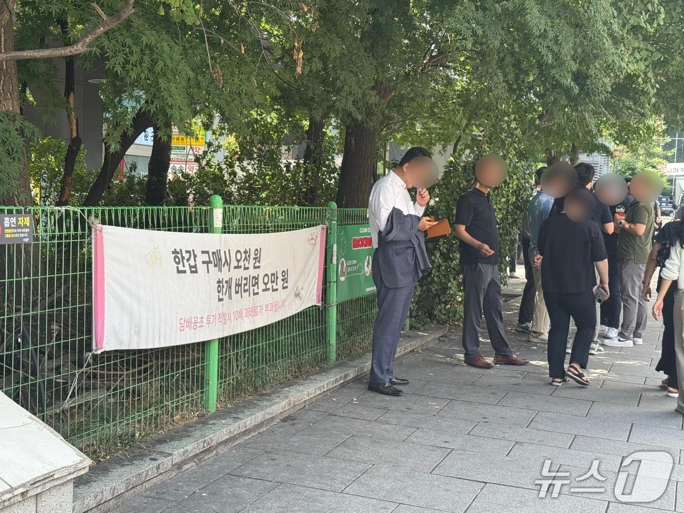 본문 이미지 - 5일 오후 종로구 빌딩 사이 통행로에서 시민들이 흡연하고 있는 모습. 2025.08.05/뉴스1 ⓒ 뉴스1 권준언 기자