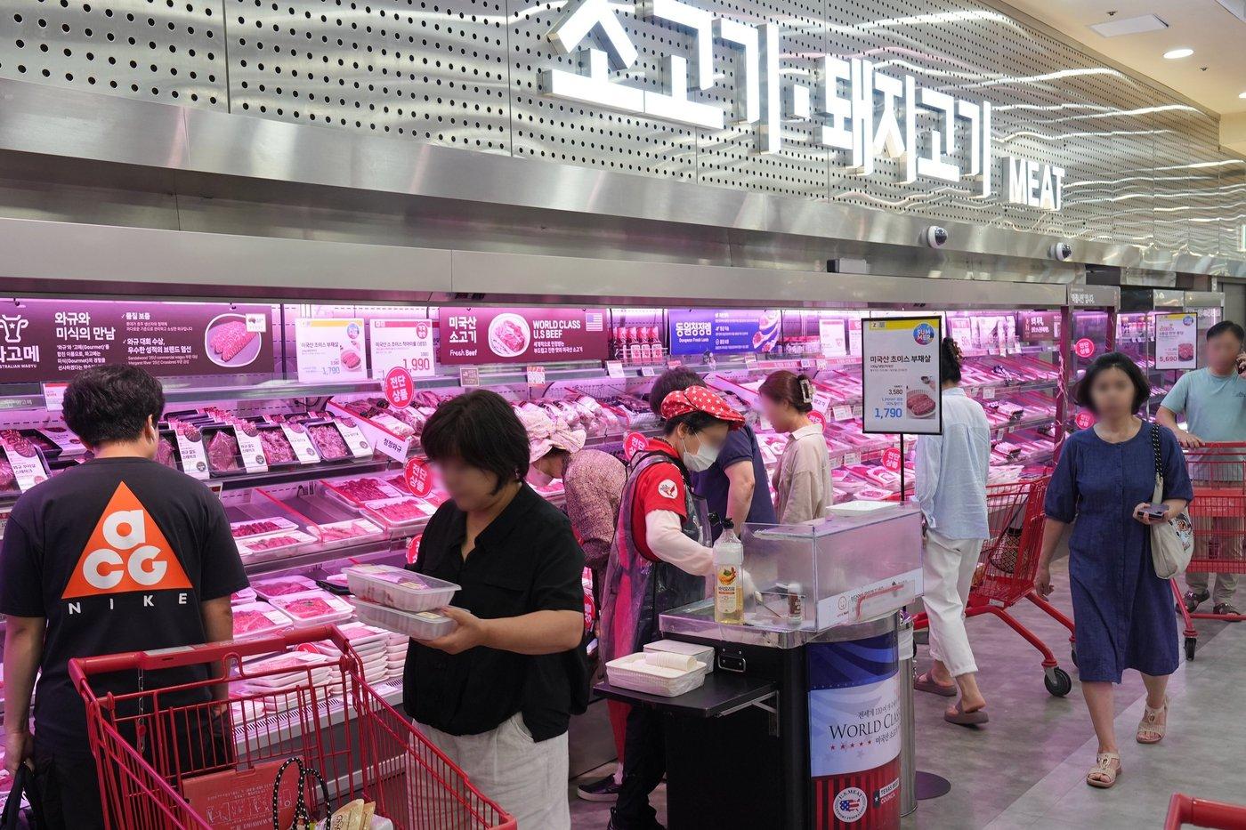 롯데마트 제타플렉스 서울역점 축산 매장 전경. (롯데마트 제공). 