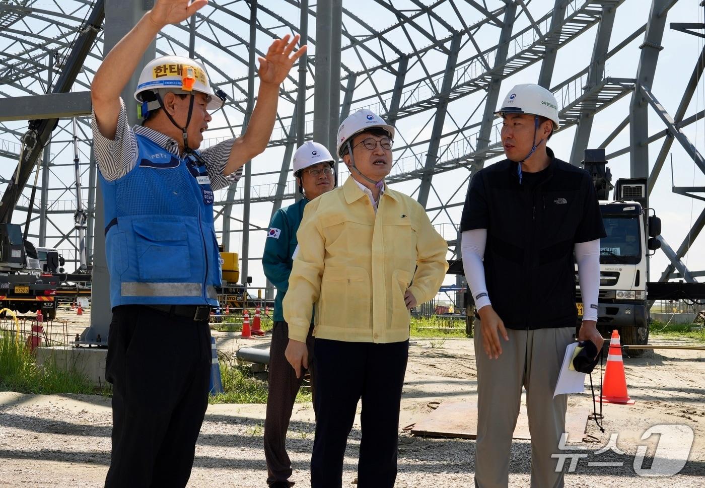 5일 김의겸 새만금개발청장이 집중호우 및 폭염에 따른 안전사고 예방을 위해 새만금지역 건설 현장을 점검하고 있다.&#40;새만금개발청 제공. 재판매 및 DB금지&#41;/뉴스1  