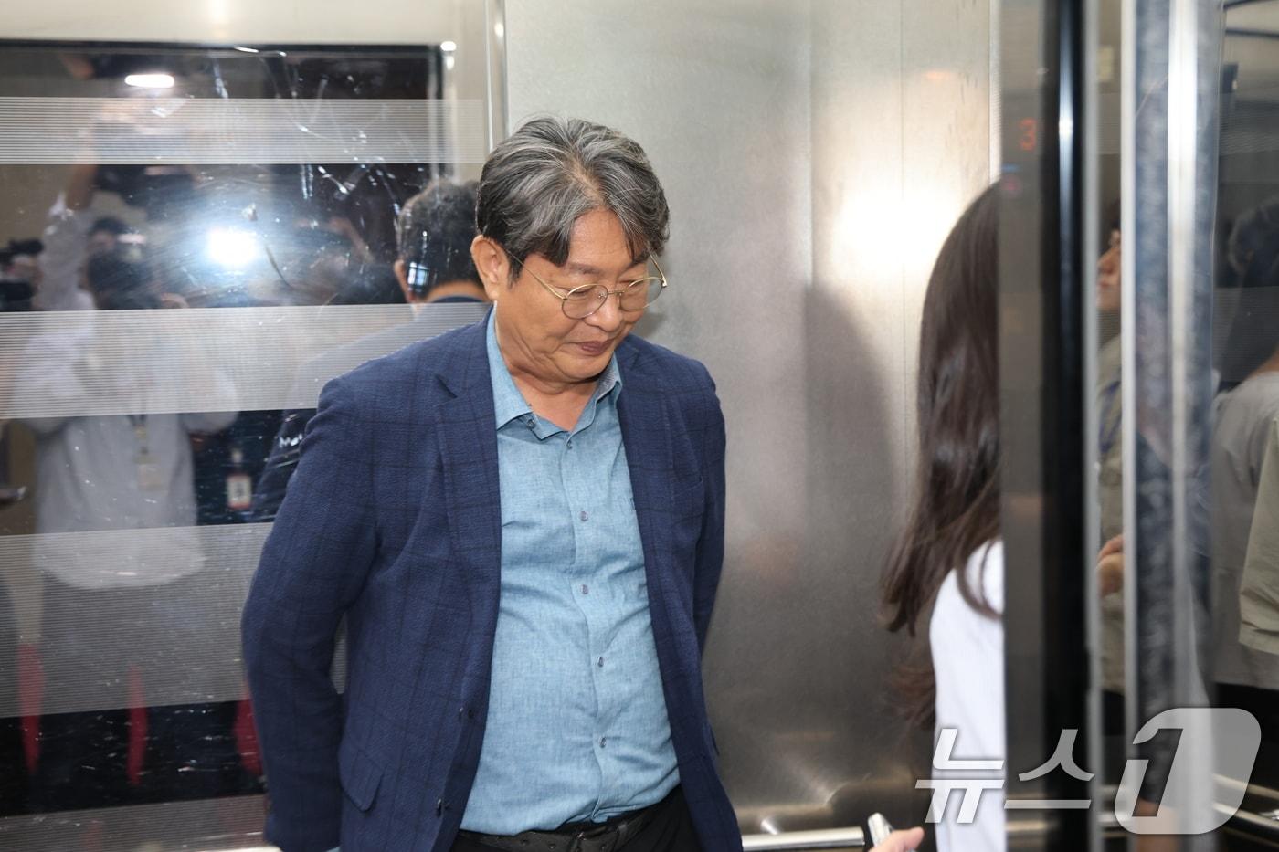 '주식 차명거래 의혹'이 제기된 이춘석 더불어민주당 의원이 지난 5일 오후 서울 여의도 국회에서 방송법 개정안에 대한 무제한토론 종결동의의 건 투표를 마치고 본회의장에서 나오고 있는 모습. 2025.8.5/뉴스1 ⓒ News1 이승배 기자