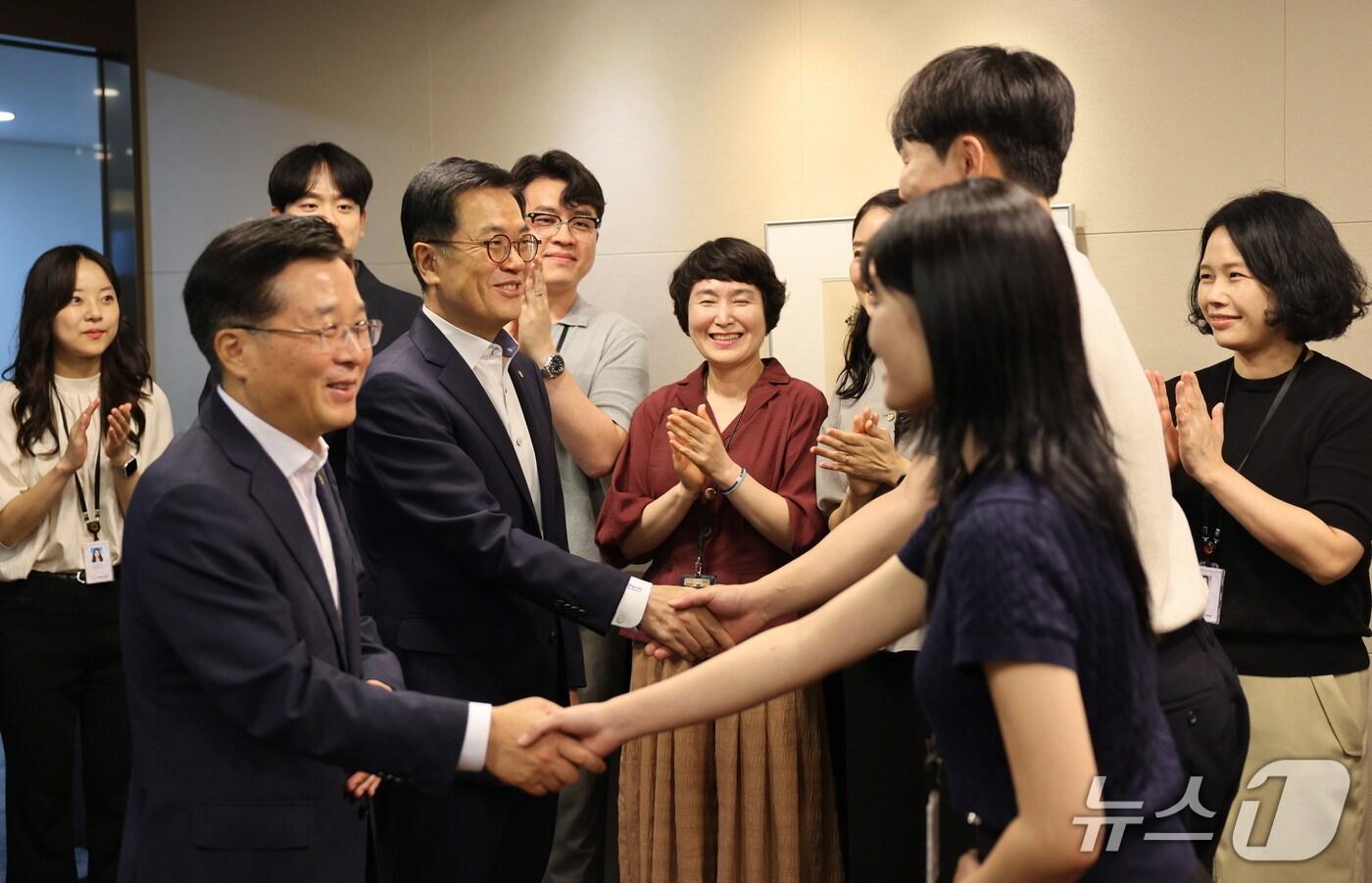 한화생명 신임 각자 대표이사인 권혁웅 부회장과 이경근 사장이 부임 후 첫 활동으로, 임직원들과의 소통을 위해 각 부서를 직접 찾아 인사하며 악수를 하고 있다. 권혁웅 부회장(왼쪽 두번째) 및 이경근 사장(왼쪽 네번째)/사진제공=한화생명