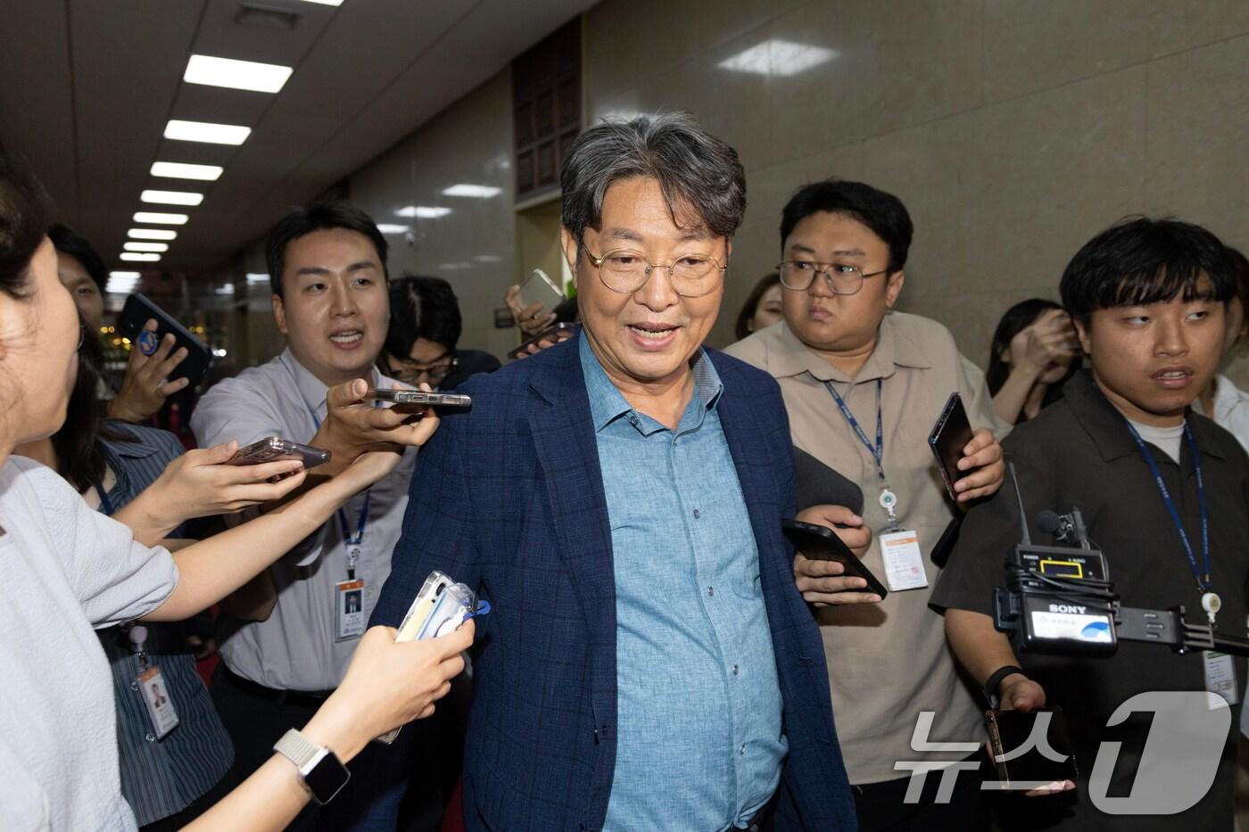 &#39;주식 차명거래 의혹&#39;이 제기된 이춘석 더불어민주당 의원이 5일 오후 서울 여의도 국회에서 방송법 개정안에 대한 무제한토론 종결동의의 건 투표를 마치고 본회의장을 빠져나가며 취재진에게 질문을 받고 있다. 2025.8.5/뉴스1 ⓒ News1 이승배 기자