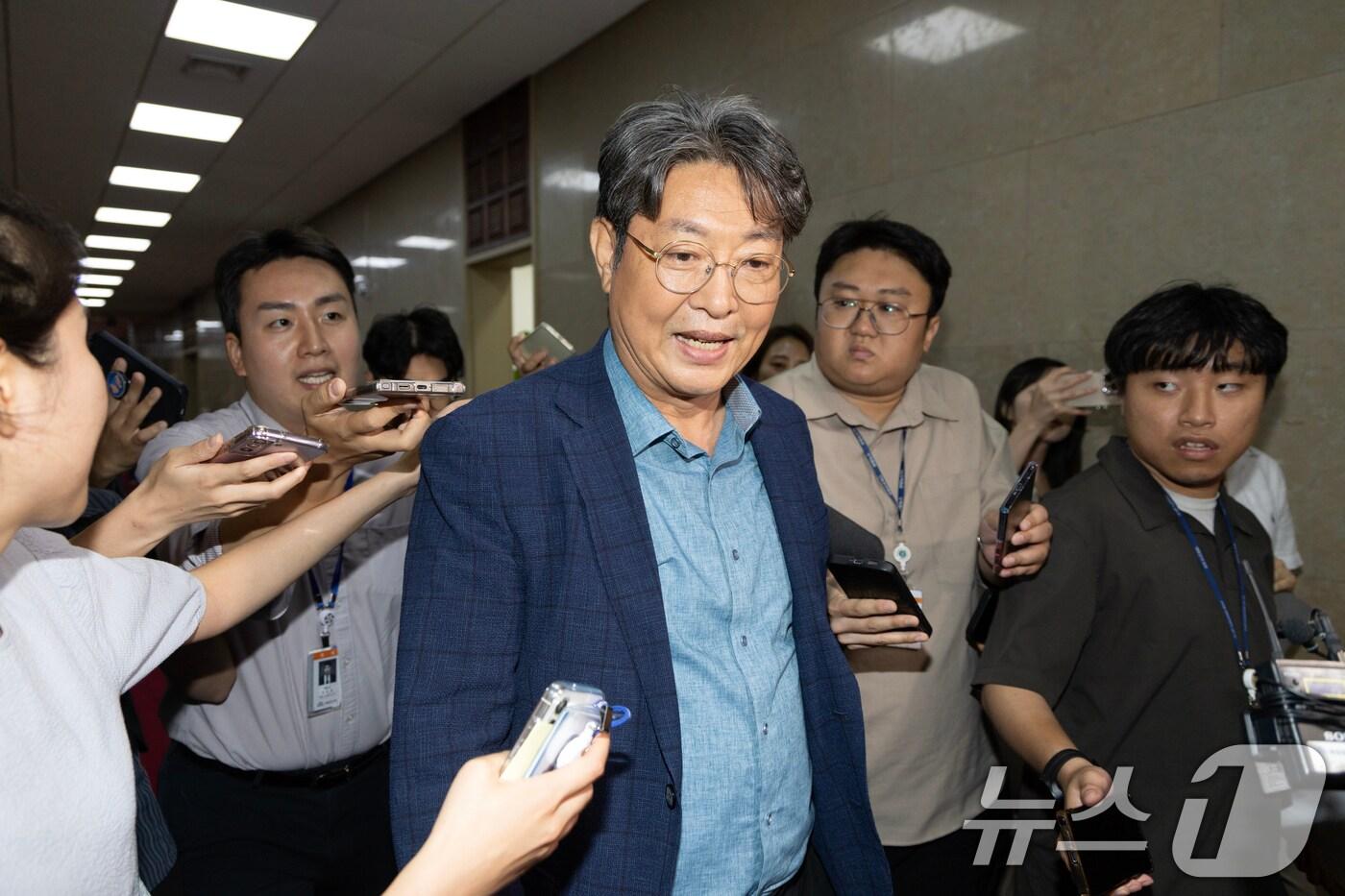 '주식 차명거래 의혹'이 제기된 이춘석 더불어민주당 의원이 5일 오후 서울 여의도 국회에서 방송법 개정안에 대한 무제한토론 종결동의의 건 투표를 마치고 본회의장을 빠져나가며 취재진에게 질문을 받고 있다. 2025.8.5/뉴스1 ⓒ News1 이승배 기자