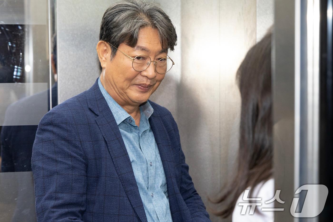 '주식 차명거래 의혹'이 제기된 이춘석 더불어민주당 의원이 5일 오후 서울 여의도 국회에서 방송법 개정안에 대한 무제한토론 종결동의의 건 투표를 마치고 본회의장을 빠져나가고 있다. 2025.8.5/뉴스1 ⓒ News1 이승배 기자