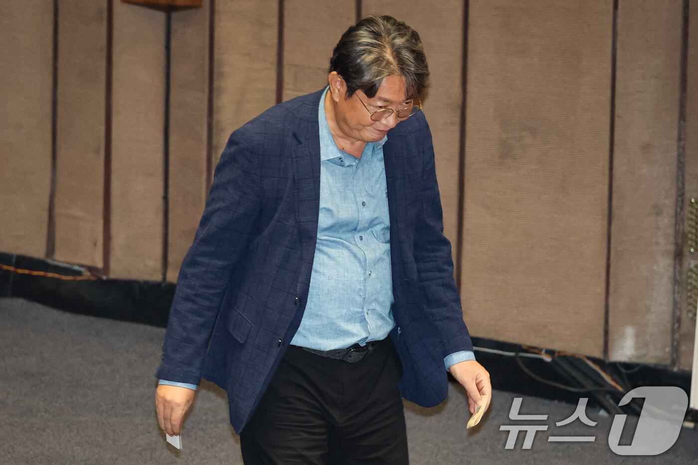 '주식 차명거래' 의혹을 받는 이춘석 더불어민주당 의원이 5일 서울 여의도 국회에서 열린 제427회 국회(임시회) 3차 본회의에서 방송법 일부개정법률안(대안)에 대한 무제한토론 종결동의의 건 투표를 하고 있다. ⓒ News1 유승관 기자