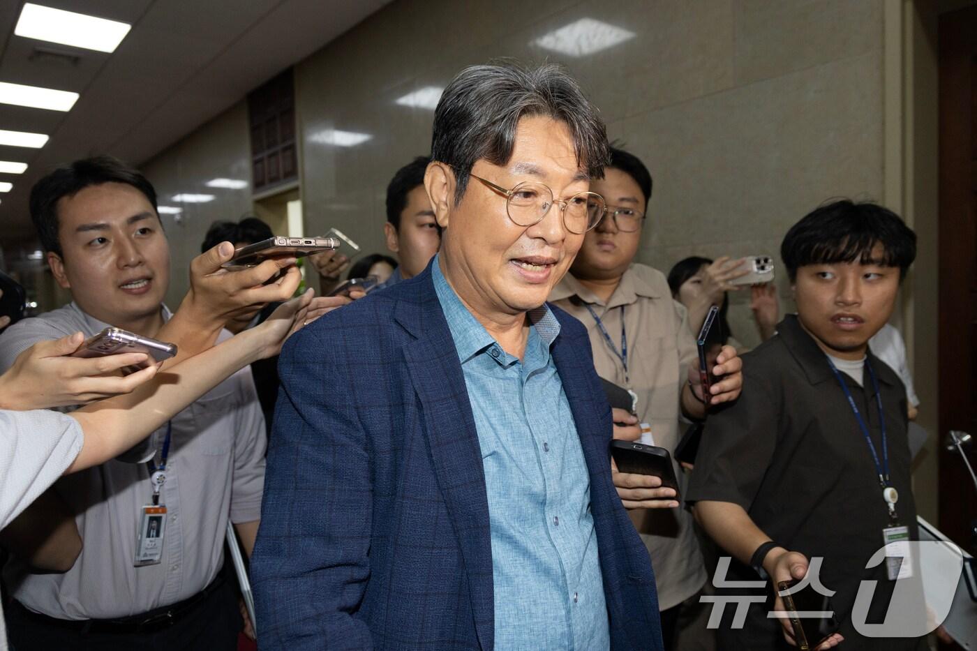 '주식 차명거래 의혹'이 제기된 이춘석 더불어민주당 의원이 지난 5일 오후 서울 여의도 국회에서 방송법 개정안에 대한 무제한토론 종결동의의 건 투표를 마치고 본회의장을 빠져나가고 있다. 2025.8.5/뉴스1 ⓒ News1 이승배 기자