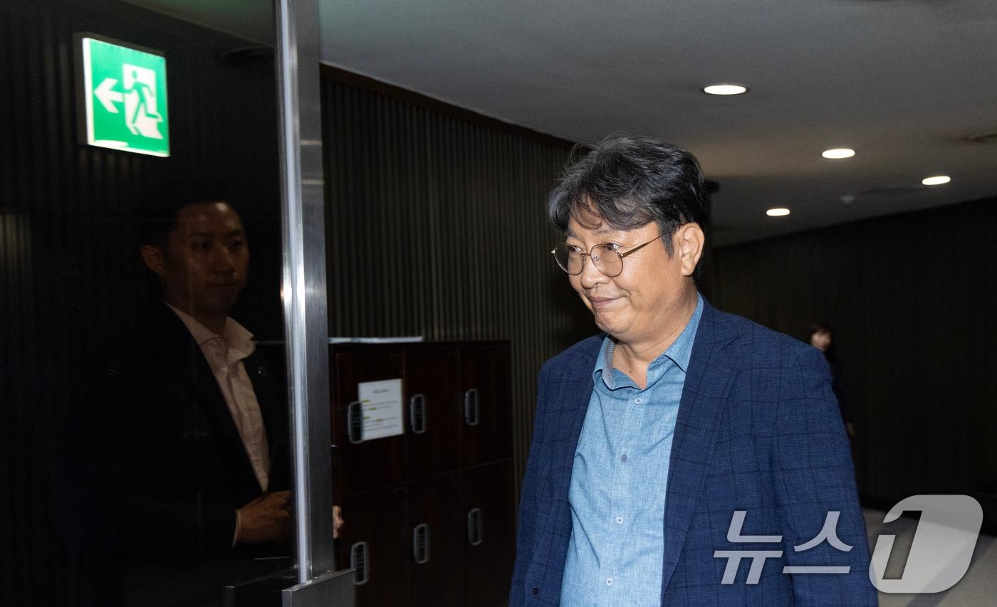 '주식 차명거래 의혹'이 제기된 이춘석 더불어민주당 의원이 5일 오후 서울 여의도 국회에서 방송법 개정안에 대한 무제한토론 종결동의의 건 투표를 마치고 본회의장을 빠져나가고 있다. 2025.8.5/뉴스1 ⓒ News1 이승배 기자