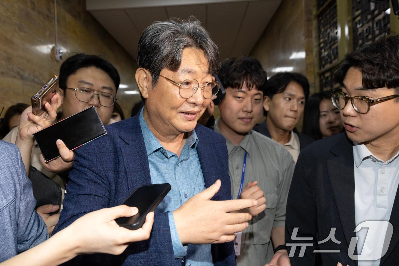 '주식 차명거래 의혹'이 제기된 이춘석 더불어민주당 의원이 5일 오후 서울 여의도 국회에서 방송법 개정안에 대한 무제한토론 종결동의의 건 투표를 마치고 본회의장을 빠져나가고 있다. 2025.8.5/뉴스1 ⓒ News1 이승배 기자