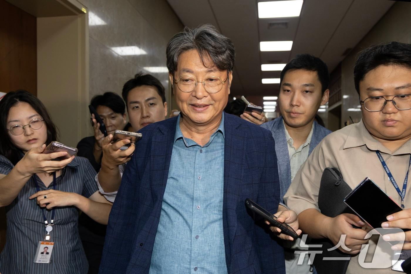 '주식 차명거래 의혹'이 제기된 이춘석 더불어민주당 의원이 5일 오후 서울 여의도 국회에서 방송법 개정안에 대한 무제한토론 종결동의의 건 투표를 마치고 본회의장을 빠져나가고 있다. 2025.8.5/뉴스1 ⓒ News1 이승배 기자