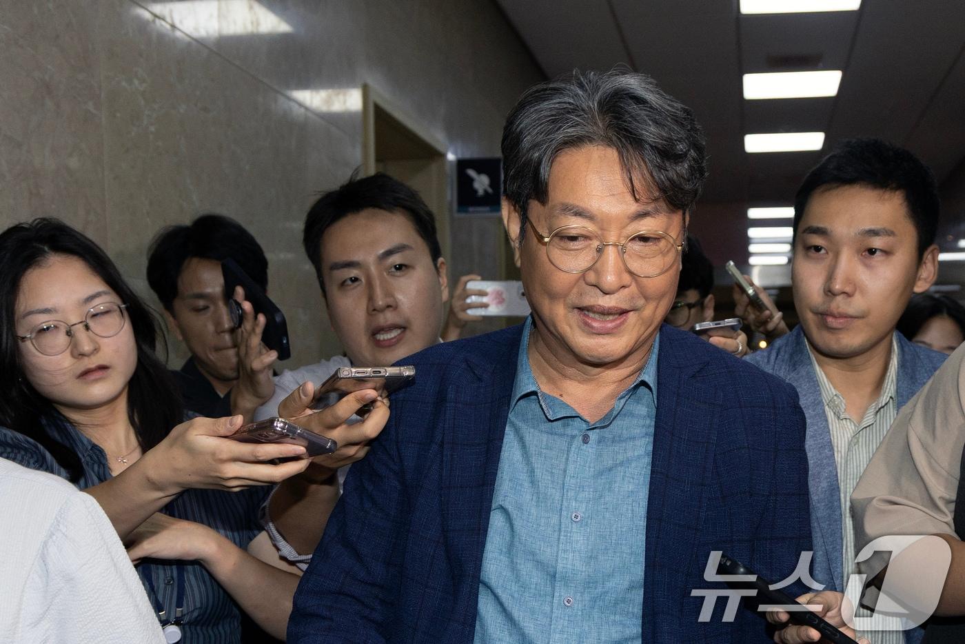 '주식 차명거래 의혹'이 제기된 이춘석 더불어민주당 의원이 5일 오후 서울 여의도 국회에서 방송법 개정안에 대한 무제한토론 종결동의의 건 투표를 마치고 본회의장을 빠져나가고 있다. 2025.8.5/뉴스1 ⓒ News1 이승배 기자