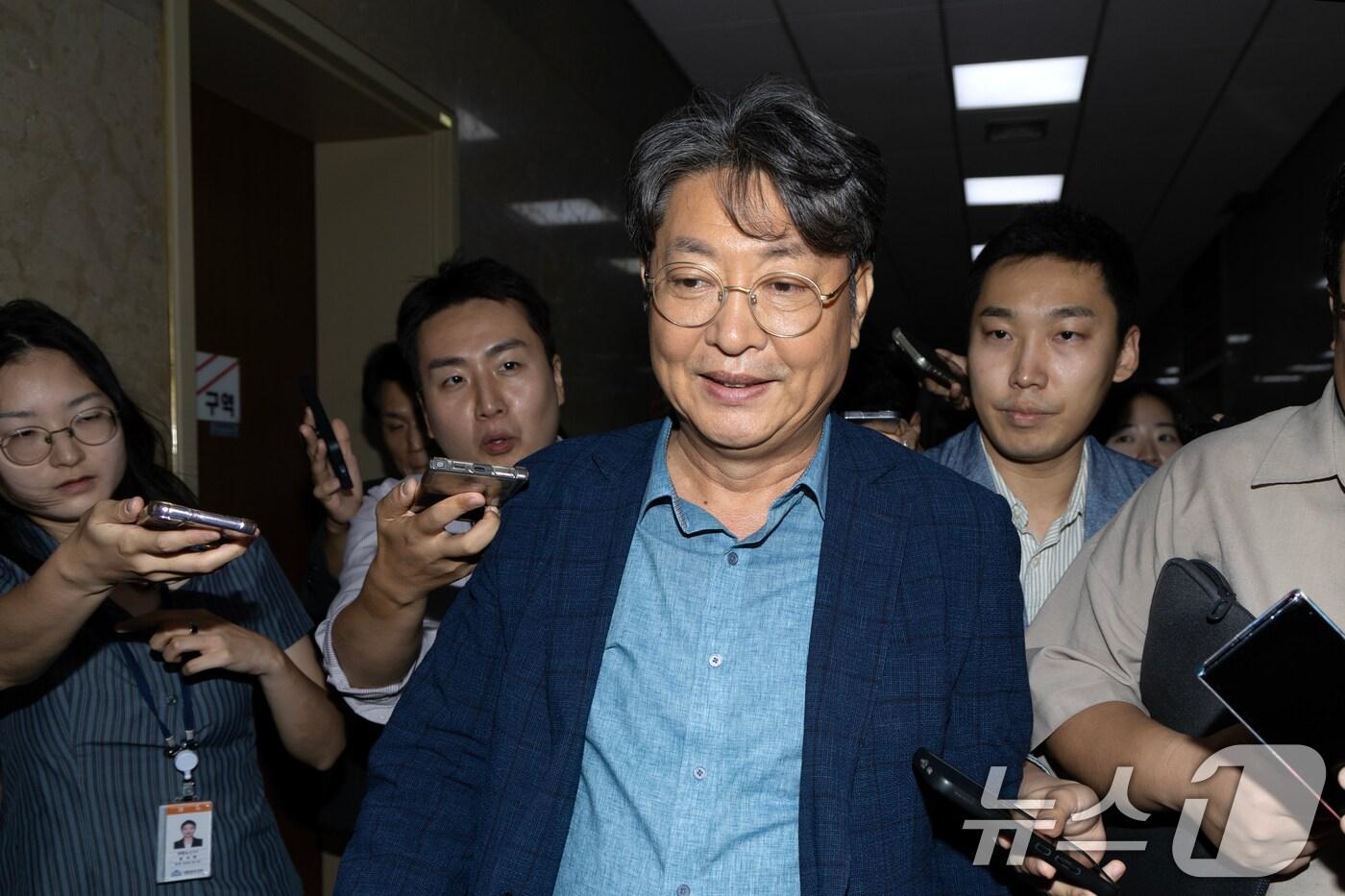 '주식 차명거래 의혹'이 제기된 이춘석 더불어민주당 의원이 5일 오후 서울 여의도 국회에서 방송법 개정안에 대한 무제한토론 종결동의의 건 투표를 마치고 본회의장을 빠져나가고 있다. 2025.8.5/뉴스1 ⓒ News1 이승배 기자