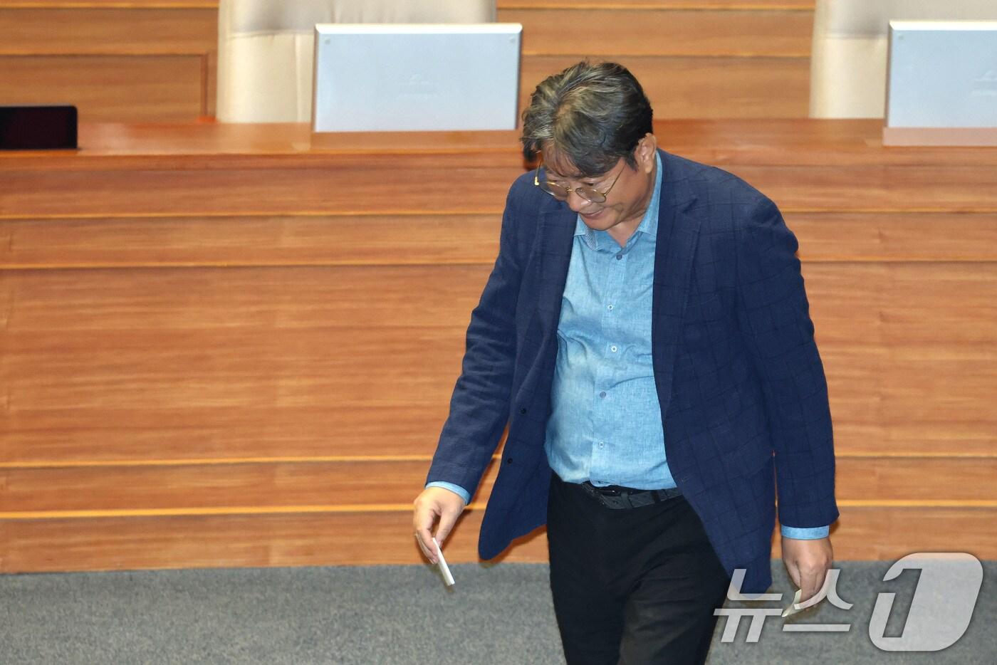 차명 주식거래 의혹을 받는 이춘석 더불어민주당 의원이 5일 오후 서울 여의도 국회 본회의장에서 방송법 개정안에 대한 무제한토론 종결동의의 건 투표를 하고 있다. 2025.8.5/뉴스1 ⓒ News1 이광호 기자