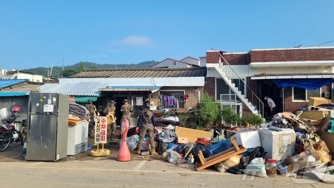 수해 피해를 입은 전남 함평군에서 육군 제8332부대 군장병들이 봉사활동을 하고 있다.(함평군 제공. 재배포 및 DB 금지) 2025.8.5/뉴스1