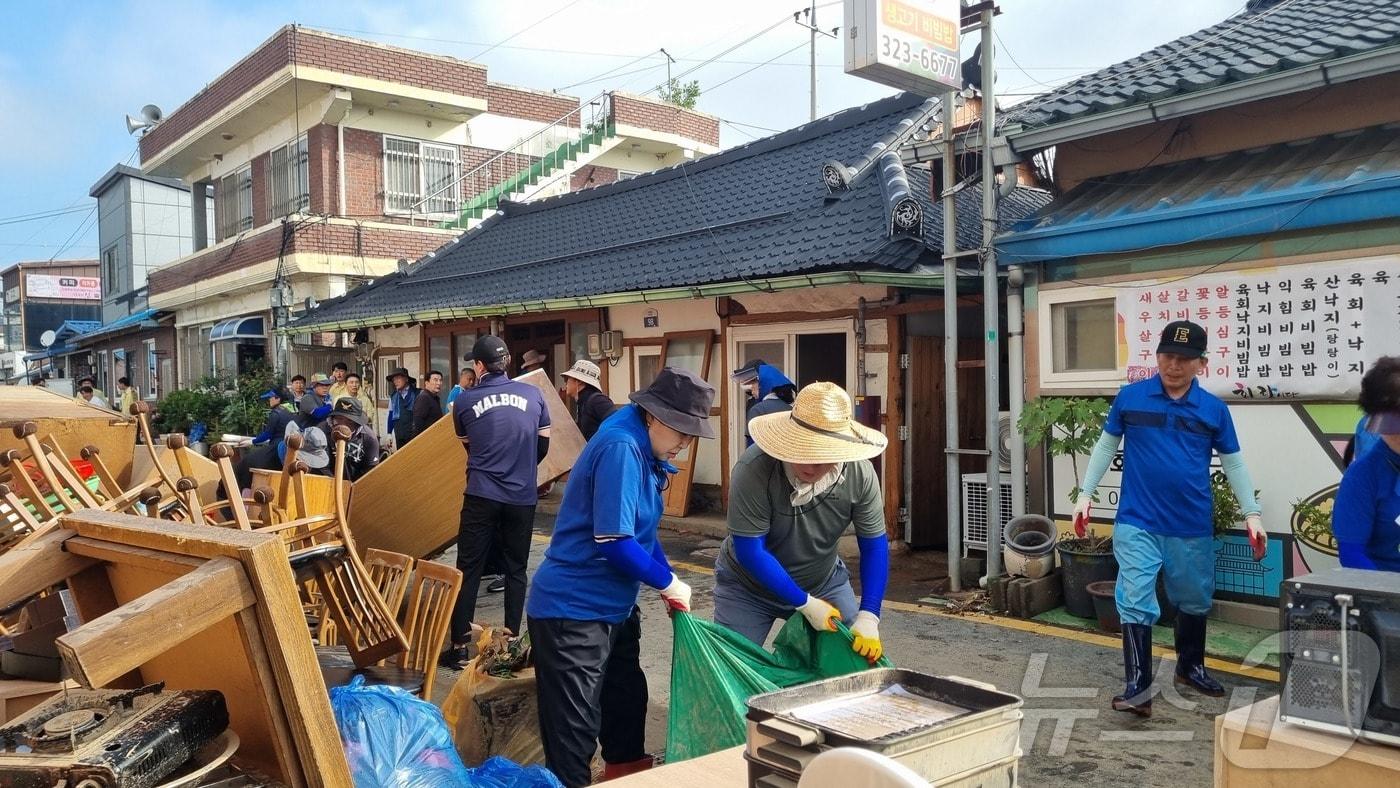 수해 피해를 입은 전남 함평에서 자원봉사자들이 물에 젖은 집기를 상가에서 꺼내고 있다.&#40;함평군 제공. 재배포 및 DB 금지&#41;