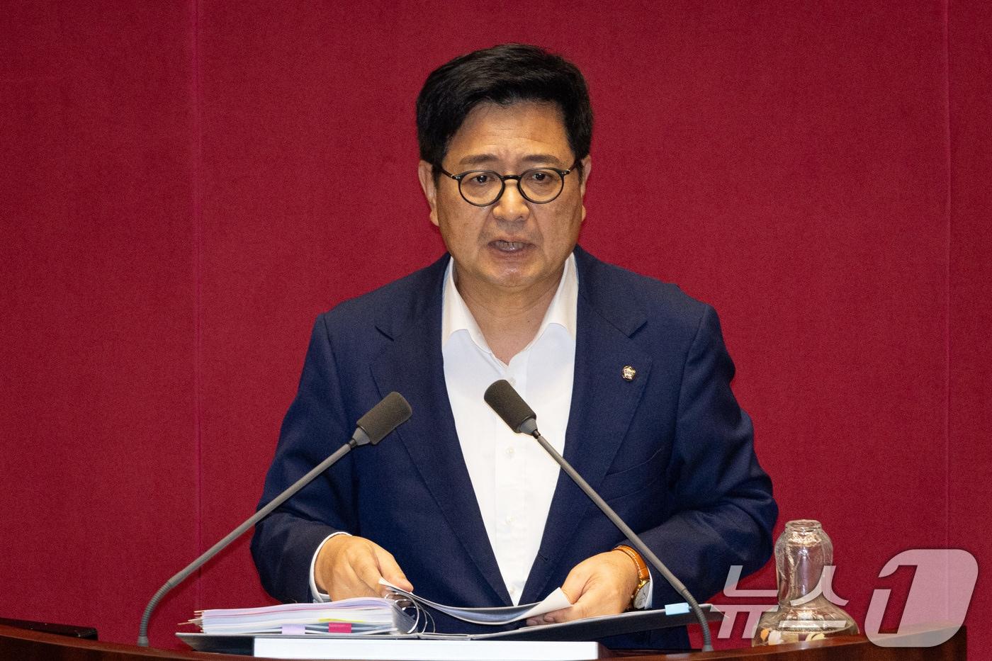 김장겸 국민의힘 의원이 5일 서울 여의도 국회에서 열린 제427회 국회&#40;임시회&#41; 3차 본회의에서 방송문화진흥회법 일부개정법률안&#40;대안&#41;에 대한 무제한토론&#40;필리버스터&#41;을 하고 있다. 2025.8.5/뉴스1 ⓒ News1 유승관 기자