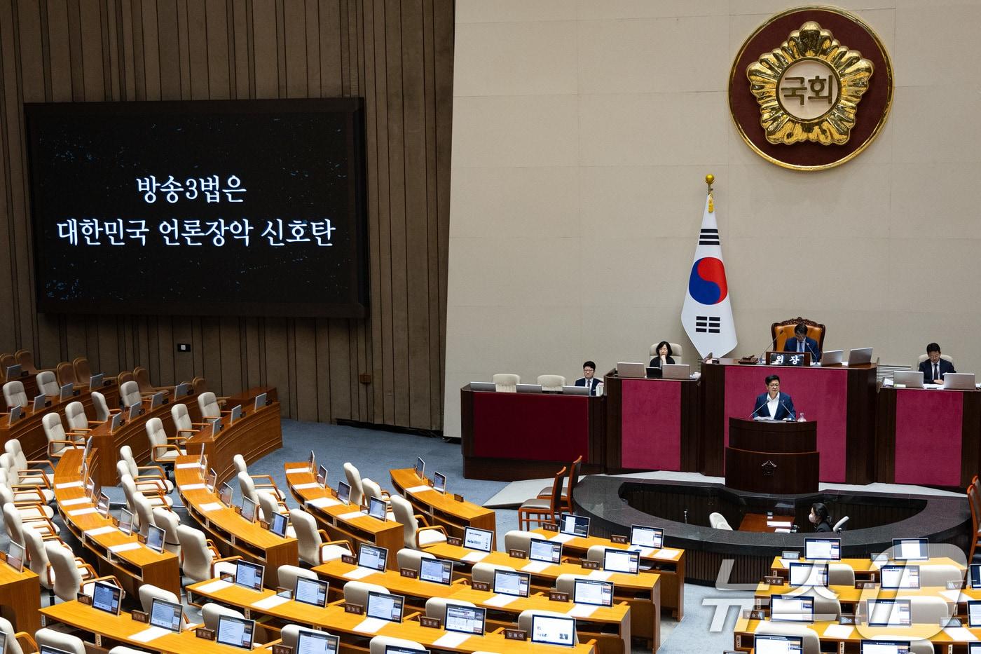 김장겸 국민의힘 의원이 5일 서울 여의도 국회에서 열린 제427회 국회(임시회) 3차 본회의에서 방송문화진흥회법 일부개정법률안(대안)에 대한 무제한토론(필리버스터)을 하고 있다. 2025.8.5/뉴스1 ⓒ News1 유승관 기자