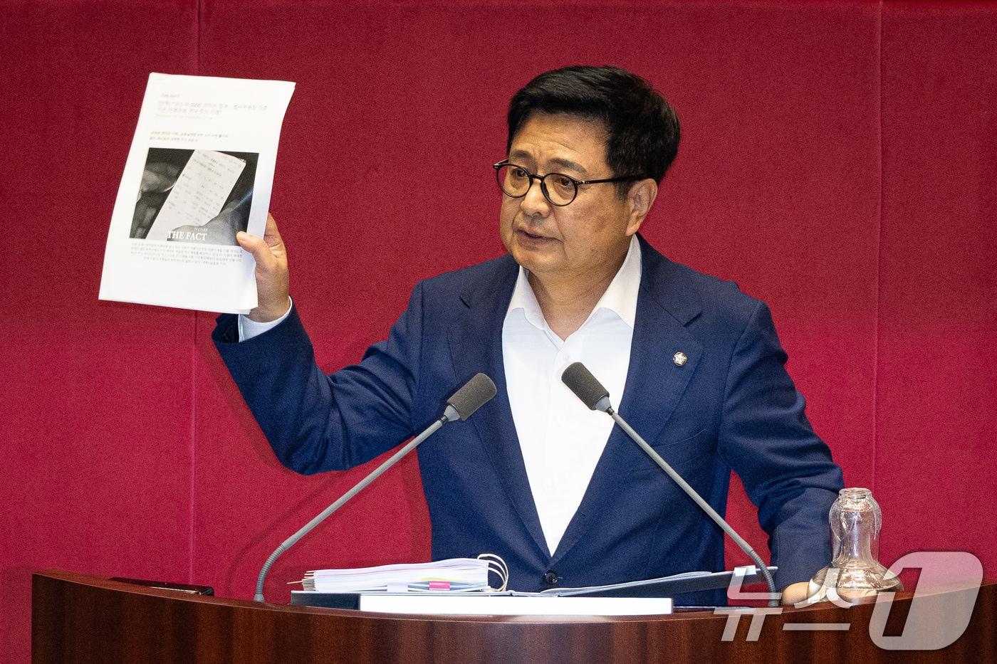 김장겸 국민의힘 의원이 5일 서울 여의도 국회에서 열린 제427회 국회&#40;임시회&#41; 3차 본회의에서 방송문화진흥회법 일부개정법률안&#40;대안&#41;에 대한 무제한토론&#40;필리버스터&#41; 중 이춘석 더불어민주당 의원의 주식차명거래 의혹 보도를 들어보이고 있다. 2025.8.5/뉴스1 ⓒ News1 유승관 기자