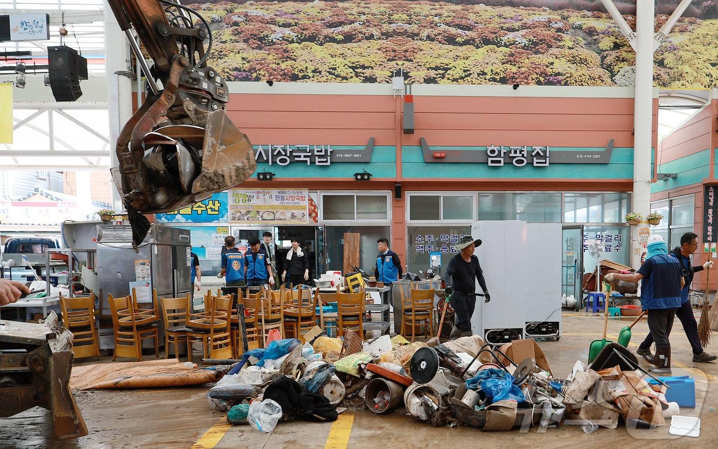5일 집중 호우로 피해를 입은 전남 함평천지 전통시장에서 침수된 집기를 포클레인으로 치우고 있다.&#40;함평군 제공. 재배포 및 DB 금지&#41; 2025.8.5/뉴스1 ⓒ News1 서충섭 기자