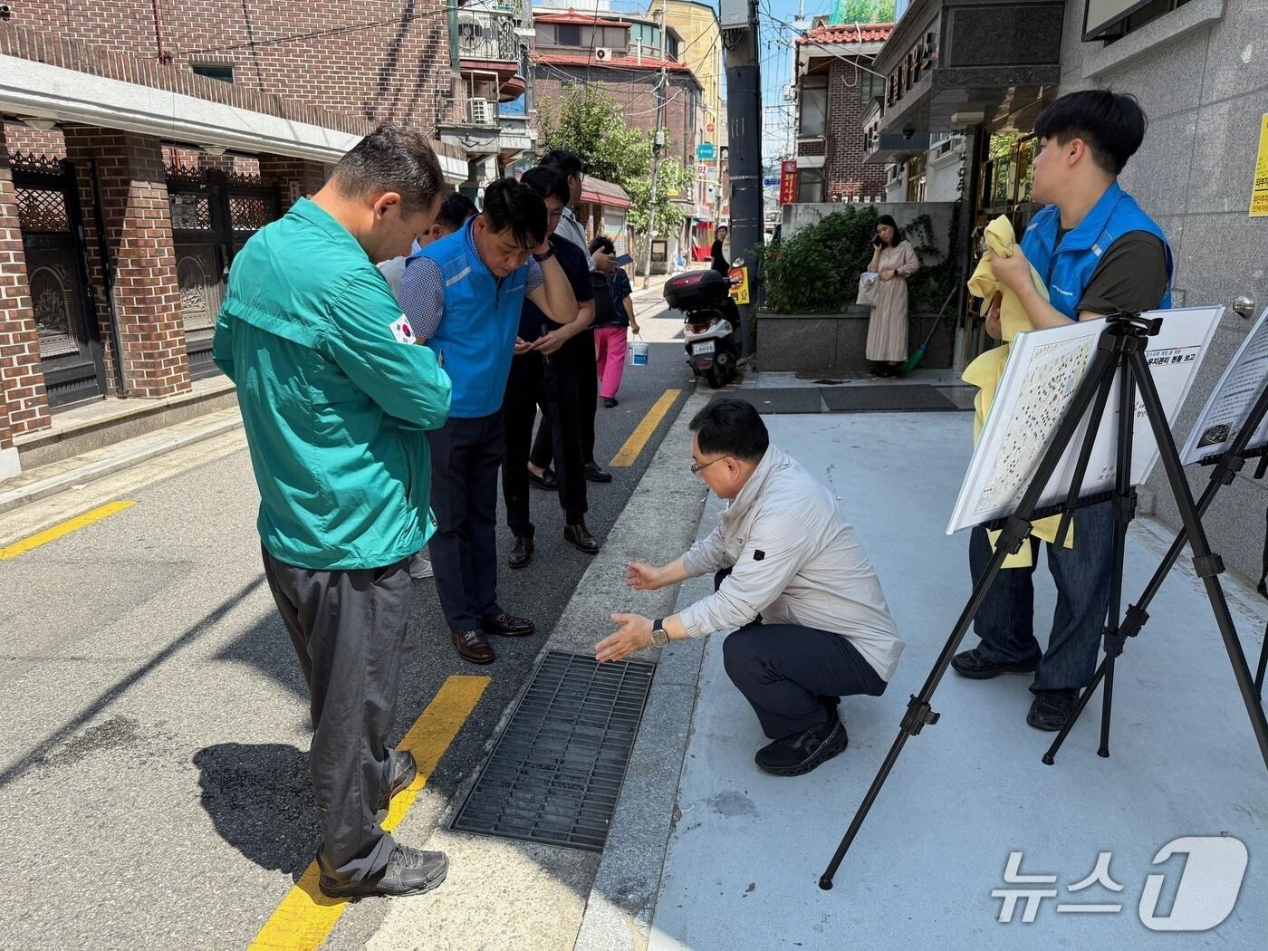 본문 이미지 - 김성보 서울시 행정2부시장은 5일 오후 관악구 신림동 일대의 수방대책 이행상황을 점검했다.&#40;서울시 제공&#41;