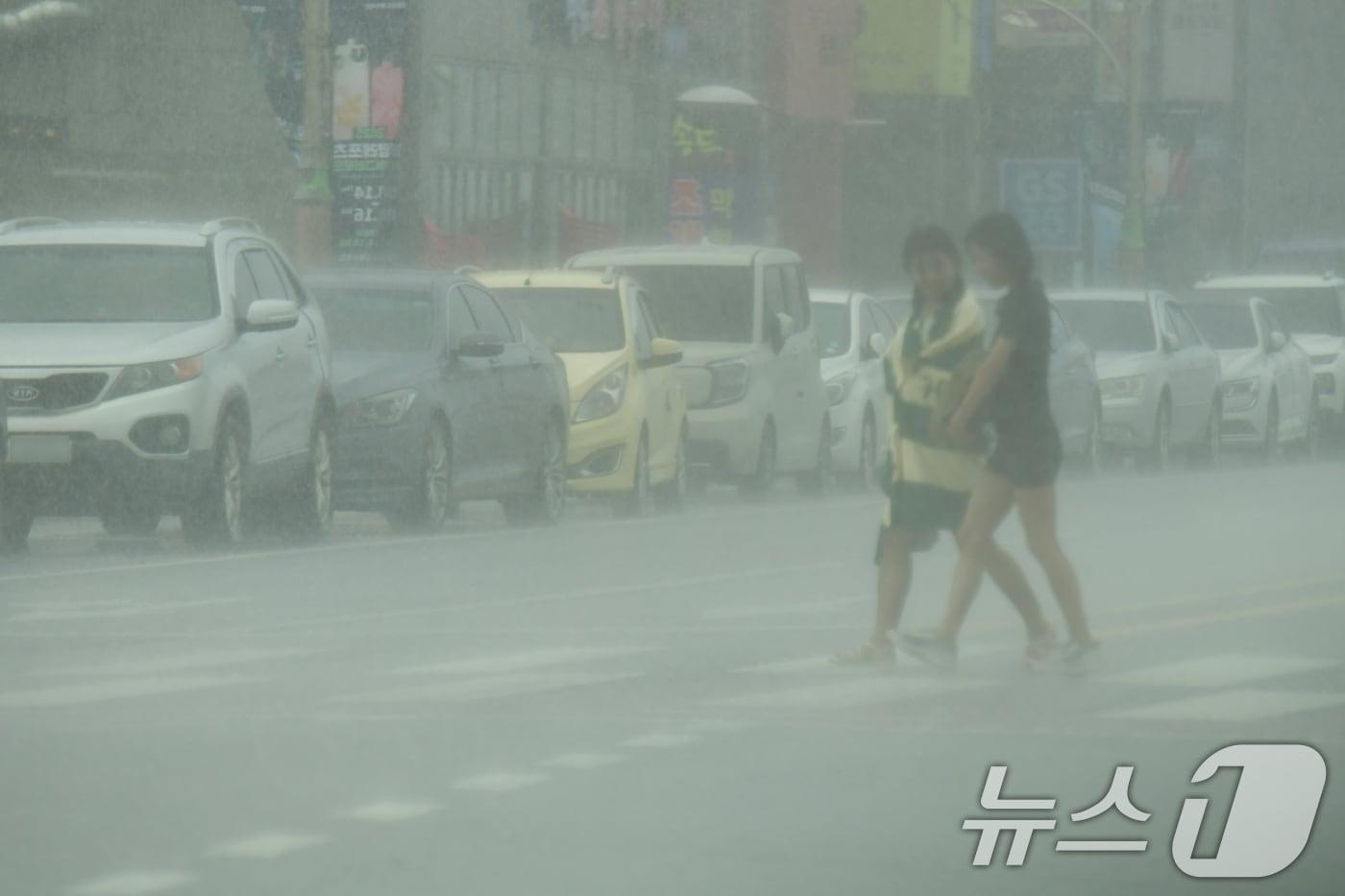경북 포항시 송도해수욕장 주변으로 국지성 소나기가 쏟아지고 있다. 2025.8.5/뉴스1 ⓒ News1 최창호 기자