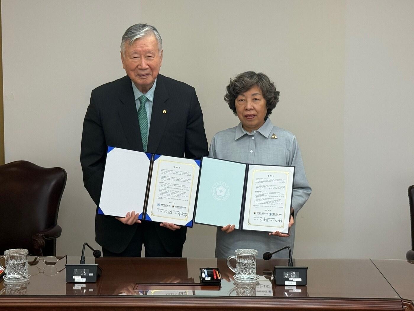 본문 이미지 - 이중근 대한노인회 회장과 신경림 대한간호협회 회장이 5일 대한노인회 회의실에서 업무협약을 체결하고 있다&#40;대한간호협회 제공&#41;