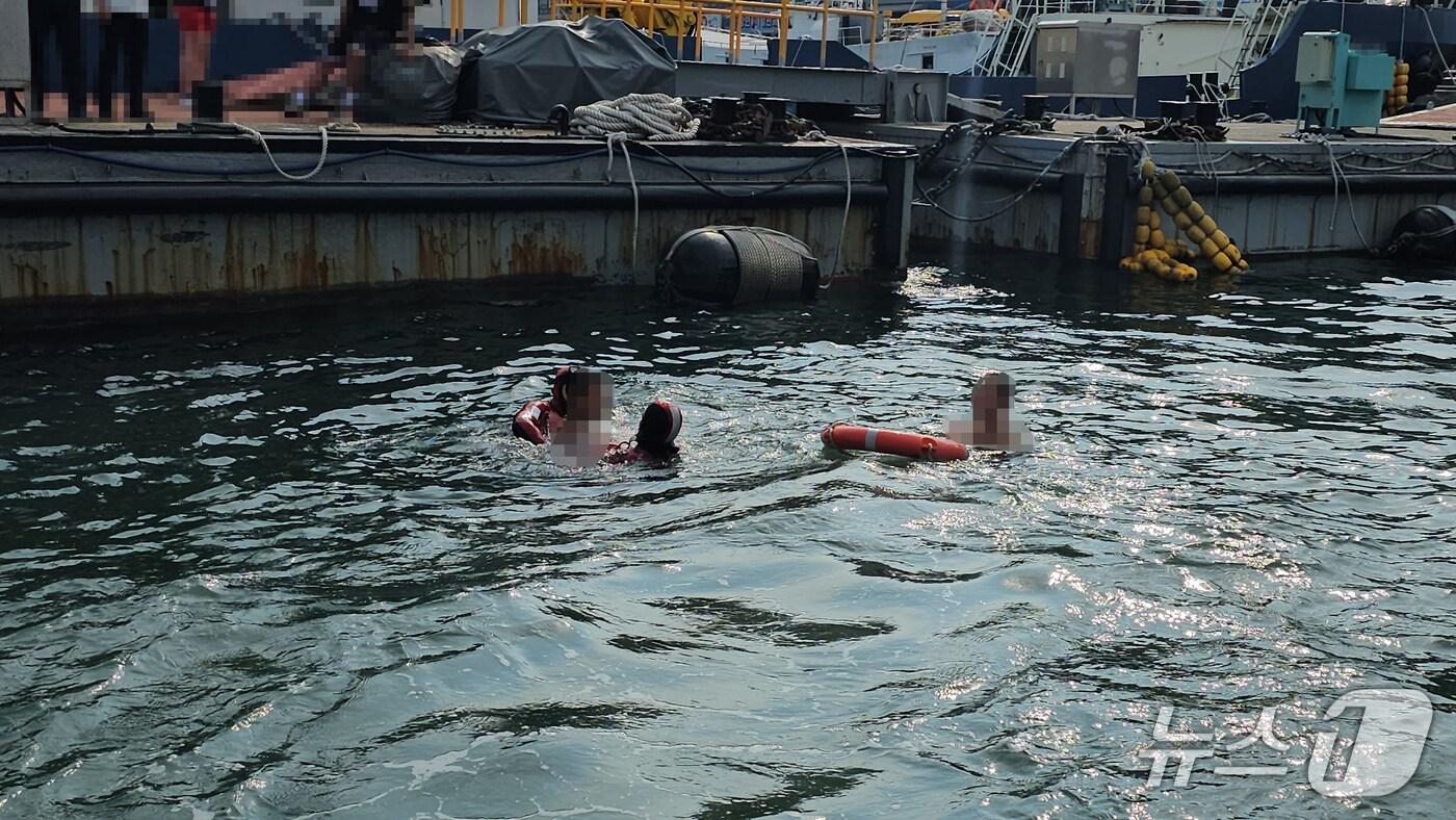 해경 구조대원이 통영항 인근 바다에서 익수자를 구조하고 있다.(통영해경 제공. 재판매 및 DB금지)