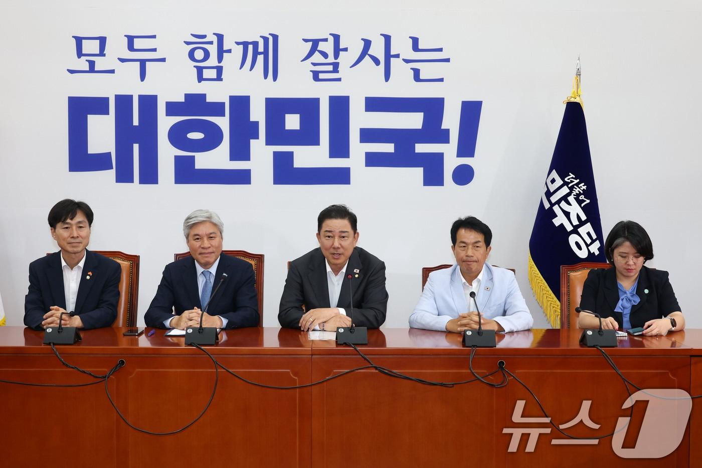 김병기 더불어민주당 원내대표가 5일 오후 서울 여의도 국회에서 열린 진보개혁4당 원내대표 간담회에서 발언하고 있다. 왼쪽부터 한창민 사회민주당 대표, 서왕진 조국혁신당 원내대표, 김 원내대표, 윤종오 진보당 원내대표, 용혜인 기본소득당 대표. 2025.8.5/뉴스1 ⓒ News1 이광호 기자