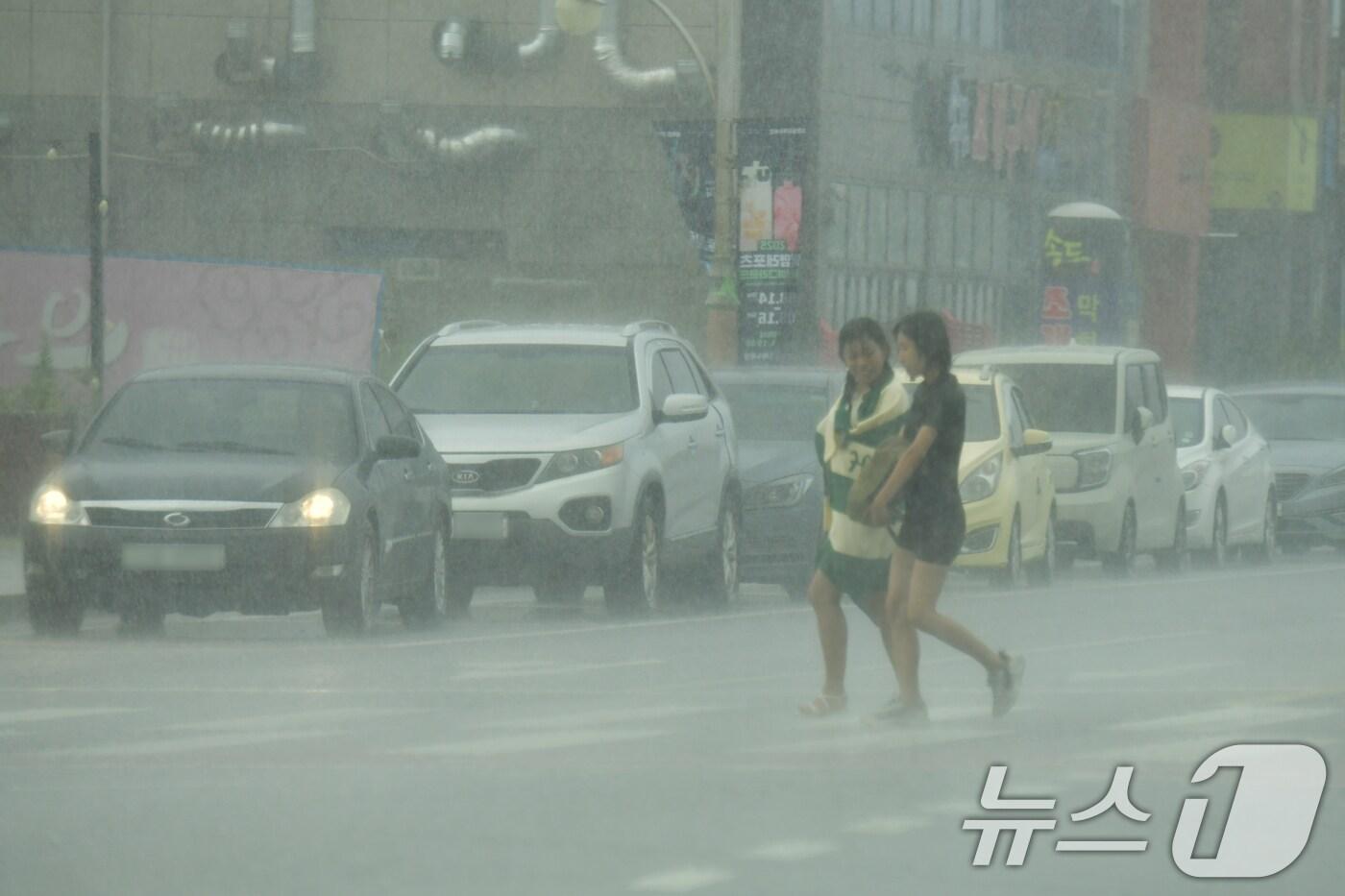 5일 오후 경북 포항 송도해수욕장 일대에 국지성 소나기가 쏟아져 행인들이 비를 맞으며 걷고 있다. 2025.8.5/뉴스1 ⓒ News1 최창호 기자