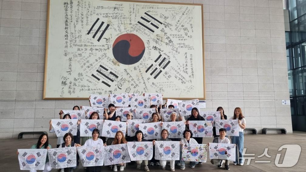 본문 이미지 - 충남 천안 독립기념관에 전시된 한국광복군 서명 태극기와 도교육청 연수 교사들이 서명한 태극기.(경남교육청 제공. 재판매 및 DB금지)