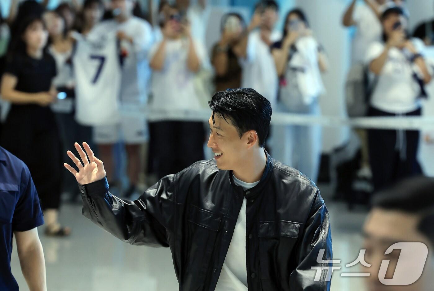 잉글랜드 프리미어 리그&#40;EPL&#41; 토트넘 훗스퍼와의 동행을 마친 손흥민이 5일 오후 인천국제공항을 통해 출국하고 있다. 손흥민은 현재 미국 메이저리그사커&#40;MLS&#41; LA FC와 협상을 진행 중으로 알려졌다. ⓒ News1 박정호 기자