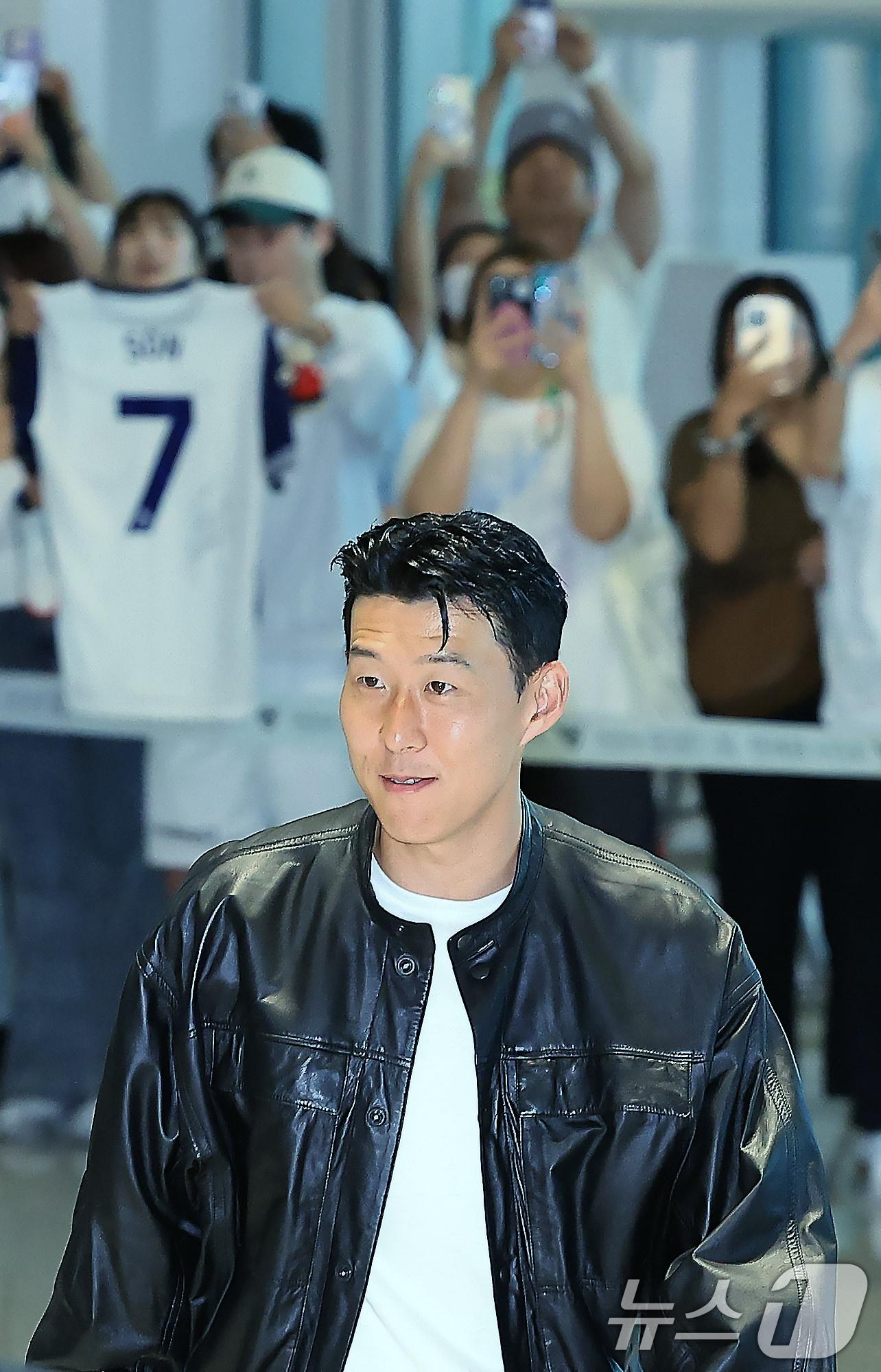 본문 이미지 - 잉글랜드 프리미어 리그&#40;EPL&#41; 토트넘 훗스퍼와의 동행을 마친 손흥민이 5일 오후 인천국제공항을 통해 출국하고 있다. 손흥민은 현재 미국 메이저리그사커&#40;MLS&#41; LA FC와 협상을 진행 중으로 알려졌다. 2025.8.5/뉴스1 ⓒ News1 박정호 기자