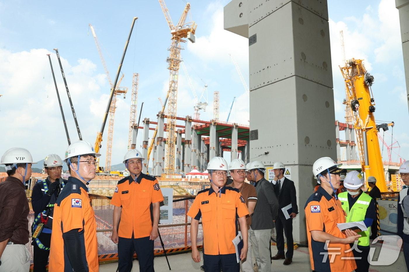 김재병  경기도소방재난본부장(왼쪽 네 번째)이 5일 오후 용인시 SK하이닉스 반도체클러스터 건설 현장을 방문해 안전관리실태를 집중 점검하고 있다. (경기도소방재난본부 제공. 재판매 및 DB 금지) 2025.8.5/뉴스1