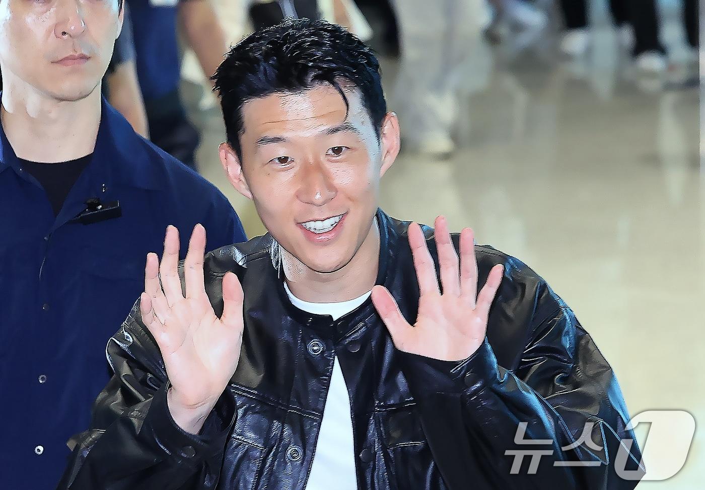 잉글랜드 프리미어 리그&#40;EPL&#41; 토트넘 훗스퍼와의 동행을 마친 손흥민이 5일 오후 인천국제공항을 통해 출국하고 있다. 2025.8.5/뉴스1 ⓒ News1 박정호 기자