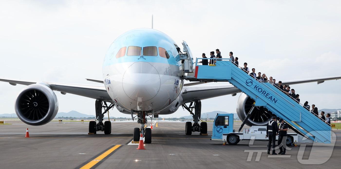 본문 이미지 - 5일 인천국제공항 제2활주로에서 운영 재개 전 실제 항공기를 활용한 합동 점검이 진행돼 관계기관(서울지방항공청-인천공항) 담당자들이 점검을 위해 항공기에 탑승하고 있다.  (공동취재) 2025.8.6 ⓒ 뉴스1 박지혜 기자