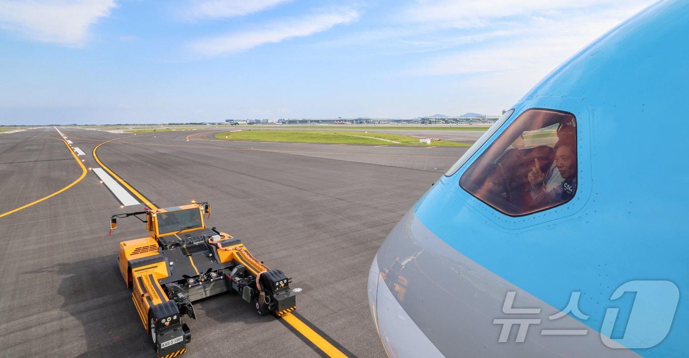 이학재 인천국제공항공사 사장이 5일 오후 인천국제공항에서 항공기 조종석에 탑승해 운영재개를 앞둔 제2활주로 신설 시설물 점검을 하고 있다.  (공동취재) 2025.8.6/뉴스1 ⓒ News1 박지혜 기자