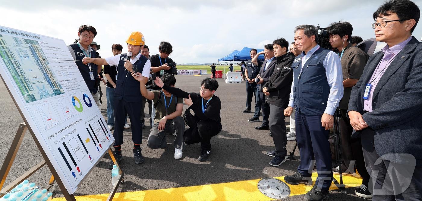이학재 인천국제공항공사 사장을 비롯한 공항 관계자들이 5일 인천국제공항에서 운영을 앞둔 제2활주로와 관련한 브리핑을 듣고 있다.  (공동취재) 2025.8.6/뉴스1 ⓒ News1 박지혜 기자