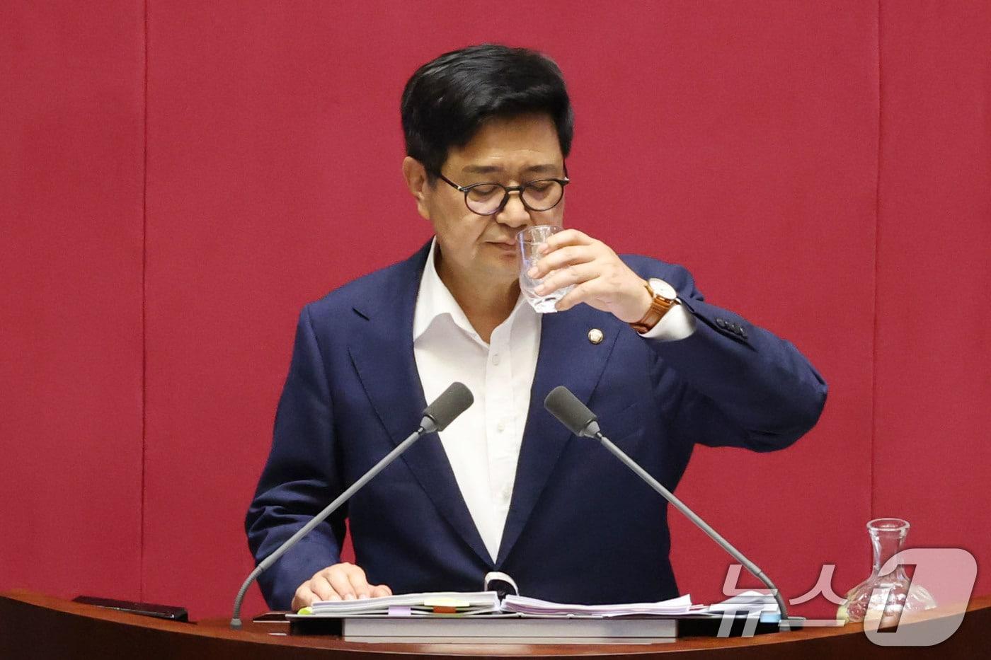 김장겸 국민의힘 의원이 5일 오후 서울 여의도 국회 본회의장에서 방송문화진흥회법 일부개정법률안(대안)에 대한 무제한토론(필리버스터)를 도중 물을 마시고 있다. 2025.8.5/뉴스1 ⓒ News1 이광호 기자