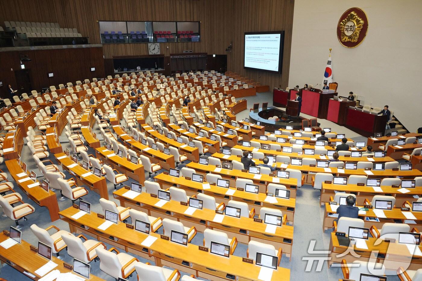 김장겸 국민의힘 의원이 5일 오후 서울 여의도 국회 본회의장에서 방송문화진흥회법 일부개정법률안(대안)에 대한 무제한토론(필리버스터)를 하고 있다. 2025.8.5/뉴스1 ⓒ News1 이광호 기자