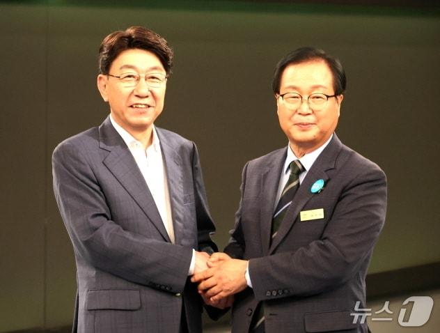 본문 이미지 - 완주·전주 통합을 주제로 한 우범기 전주시장&#40;사진 왼쪽&#41;과 유희태 완주군수&#40;사진 오른쪽&#41;의 첫 공개토론회가 5일 오후 전주KBS 주관으로 개최됐다.&#40;전주시 제공, 재판매 및 DB 금지&#41;/뉴스1