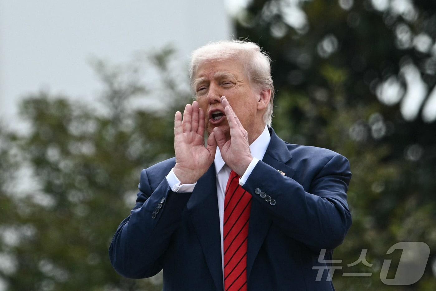 도널드 트럼프 미국 대통령이 5일&#40;현지시간&#41; 워싱턴DC 백악관 경내를 둘러보다 옥상에서 기자들을 향해 소리치고 있다. 2025.08.05. ⓒ AFP=뉴스1 ⓒ News1 류정민 특파원