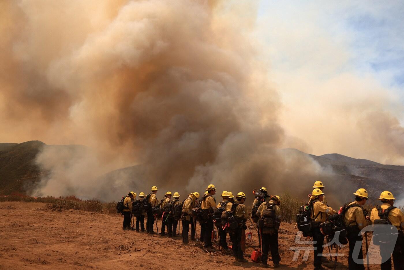 미국 캘리포니아주 뉴쿠야마 서쪽에서 소방관들이 '기포드 산불'을 진압하고 있다. 2025.8.4 ⓒ 로이터=뉴스1 ⓒ News1 강민경 기자