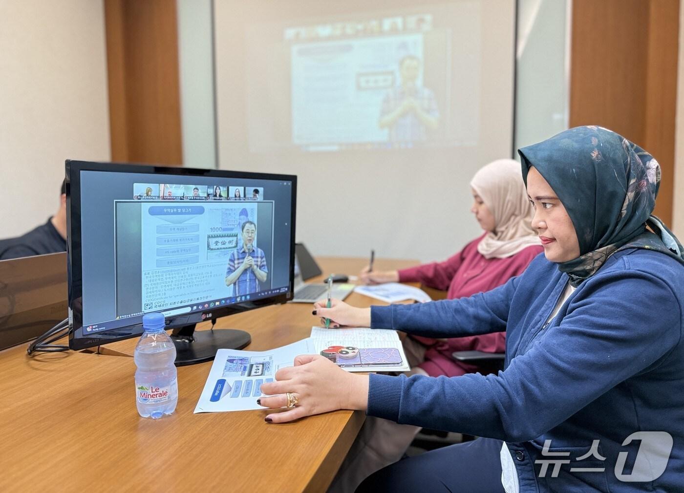 본문 이미지 - 한국무역협회가 5일 개최한 'K-기업 글로벌 직원 무역캠프' 온라인 강의를 인도네시아 자카르타에 소재한 A기업 현지 직원이 수강하고 있다.(무협 제공)