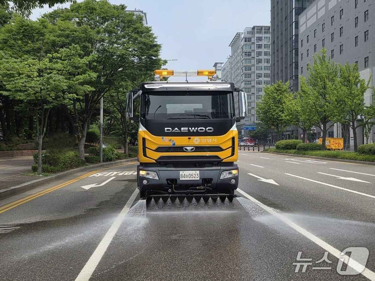 본문 이미지 - 경기 안양시가 폭염으로 인한 도로 열기를 식히고 체감온도를 낮추는 살수차를 주요 도로에서 운행 중이다.(안양시 제공. 재판매 및 DB금지)/뉴스1