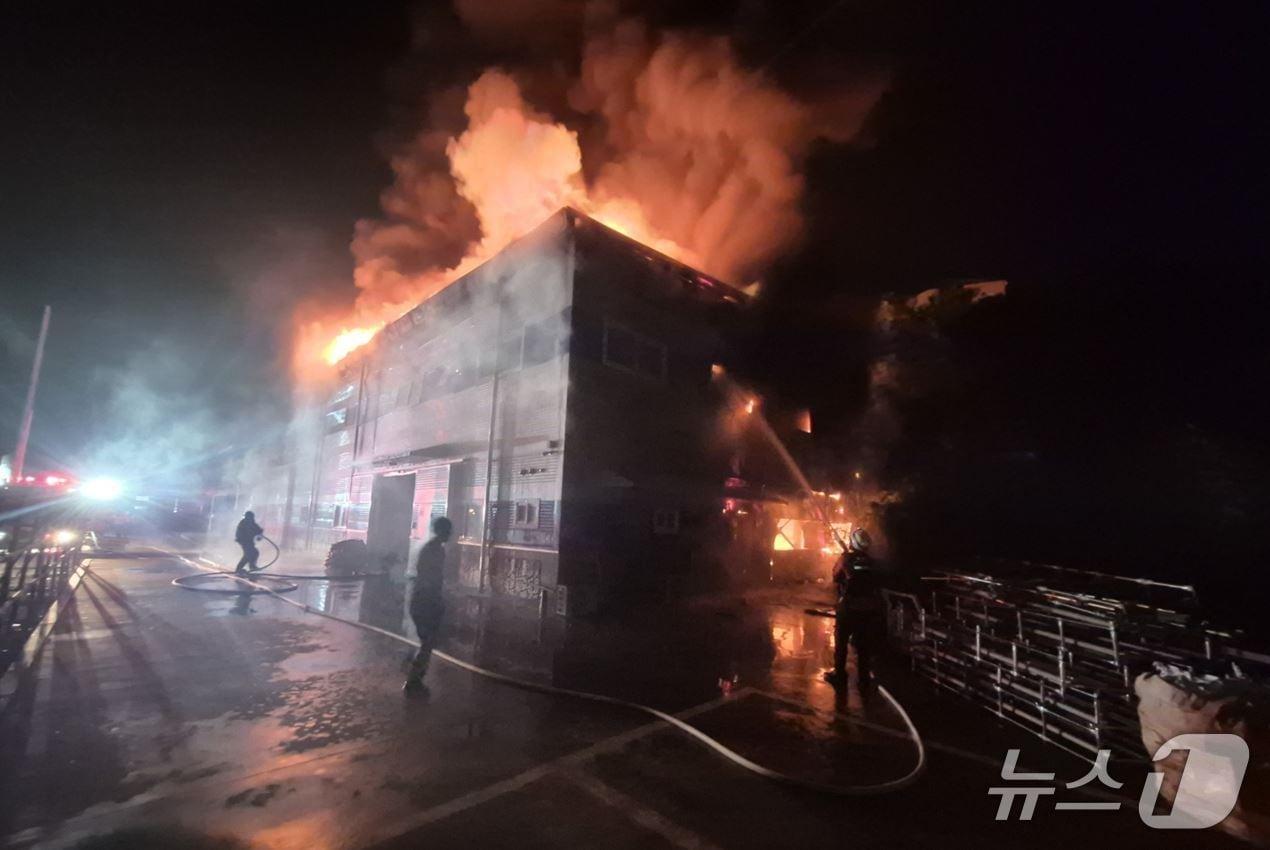 본문 이미지 - 5일 오후 8시50분쯤 경북 칠곡군 지천면의 한 자동차부품 생산 공장에서 불이 나 소방당국이 진화하고 있다.&#40;경북소방본부 제공. 재판매 및 DB 금지&#41;2025.8.6/뉴스1