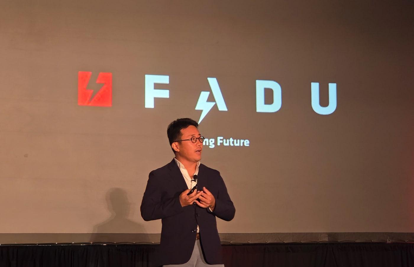 세계 최대 규모 메모리 및 스토리지 기술 전시회 'FMS 2025'에서 이지효 파두 대표가 메타(Meta)의 로스 스텐포트 하드웨어 시스템 엔지니어와 함께 차세대 SSD를 주제로 공동 기조연설을 진행했다(파두 제공). ⓒ 뉴스1